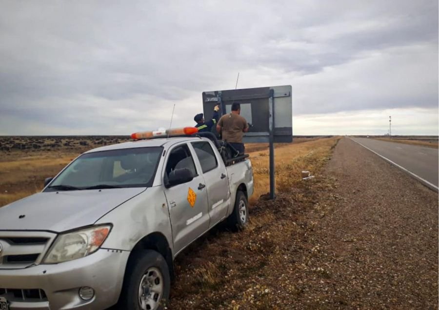 Continúa el acondicionamiento de cartelería en rutas de Santa Cruz