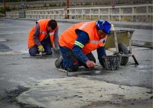 Realizan trabajos de acondicionamiento en el puente sobre el río Santa Cruz