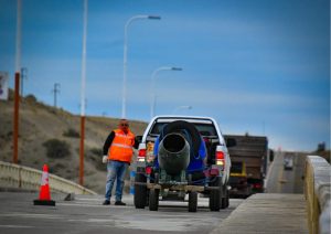 Realizan trabajos de acondicionamiento en el puente sobre el río Santa Cruz