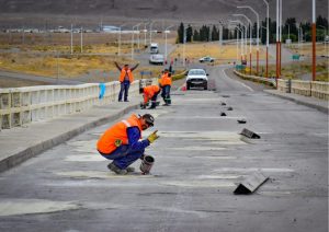 Realizan trabajos de acondicionamiento en el puente sobre el río Santa Cruz