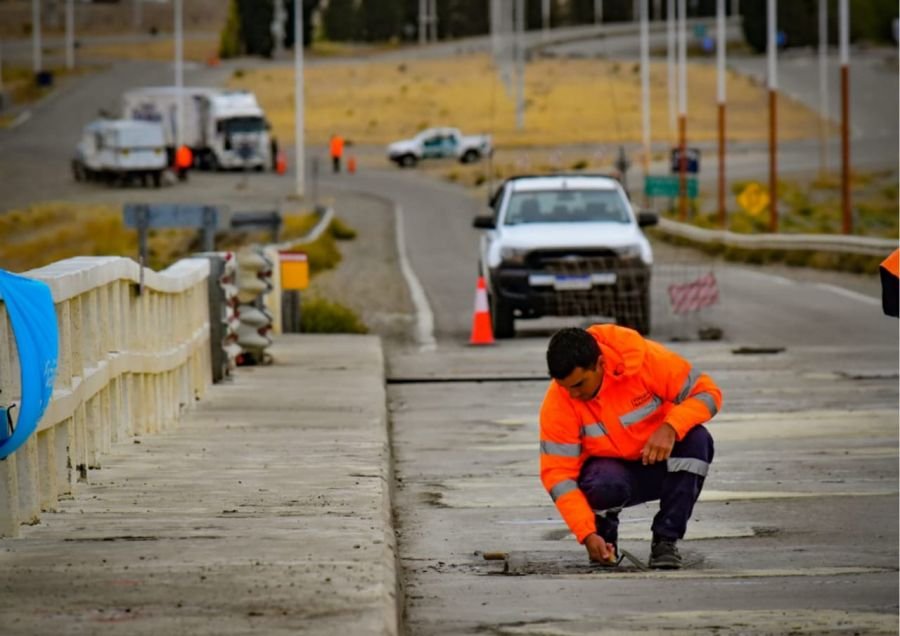 Realizan trabajos de acondicionamiento en el puente sobre el río Santa Cruz