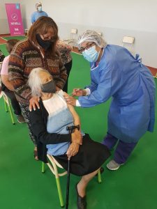 Vacunaron a adultos mayores de 80 años en Perito Moreno