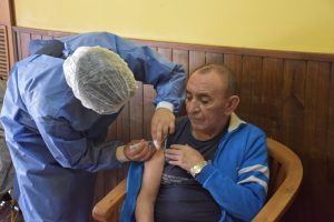 Comenzó la vacunación a adultos mayores institucionalizados en Río Gallegos