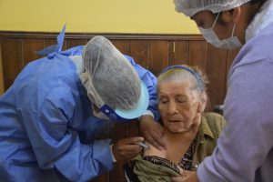 Comenzó la vacunación a adultos mayores institucionalizados en Río Gallegos