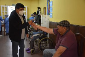 Comenzó la vacunación a adultos mayores institucionalizados en Río Gallegos