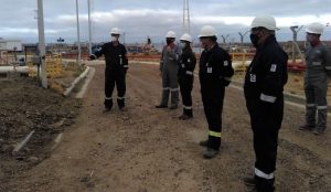 Autoridades de Producción visitaron la terminal de combustible de Axion Energy en Caleta Paula