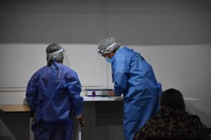 Se desarrolla la primera jornada de vacunación para mayores de 75 años en el Complejo Cultural de Rio Gallegos