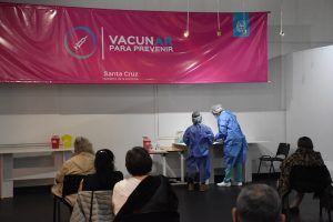 Se desarrolla la primera jornada de vacunación para mayores de 75 años en el Complejo Cultural de Rio Gallegos