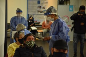 Se desarrolla la primera jornada de vacunación para mayores de 75 años en el Complejo Cultural de Rio Gallegos