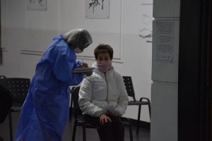 Se desarrolla la primera jornada de vacunación para mayores de 75 años en el Complejo Cultural de Rio Gallegos