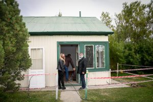Cultura inspecciona las tareas de restauración de la casa histórica del Aeroclub de Río Gallegos