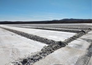 Vialidad Provincial trabaja en la cosecha y acopio de sal de cara al Plan Invernal 2021