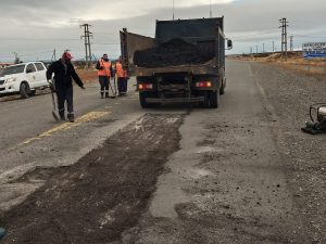 Realizan tareas de bacheo y sellado de fisuras sobre la Ruta Nacional N° 40
