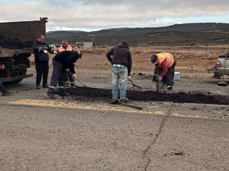 Realizan tareas de bacheo y sellado de fisuras sobre la Ruta Nacional N° 40