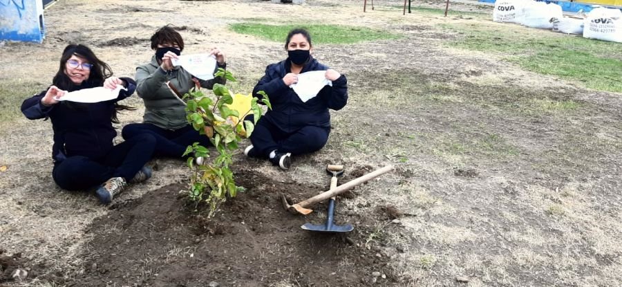El Colectivo de Artistas "Viento Negro" plantó árboles por la Memoria, Verdad y Justicia