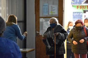 Concretaron la primera jornada de vacunación para mayores de 70 años en el Complejo Cultural de Rio Gallegos
