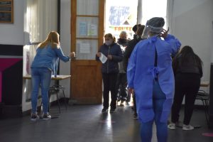 Concretaron la primera jornada de vacunación para mayores de 70 años en el Complejo Cultural de Rio Gallegos