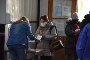 Concretaron la primera jornada de vacunación para mayores de 70 años en el Complejo Cultural de Rio Gallegos