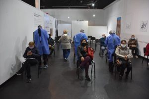 Concretaron la primera jornada de vacunación para mayores de 70 años en el Complejo Cultural de Rio Gallegos