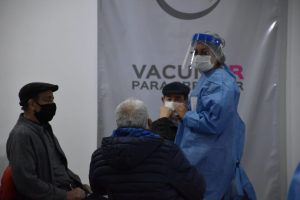 Concretaron la primera jornada de vacunación para mayores de 70 años en el Complejo Cultural de Rio Gallegos