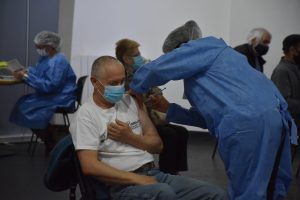 Concretaron la primera jornada de vacunación para mayores de 70 años en el Complejo Cultural de Rio Gallegos