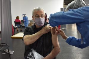 Concretaron la primera jornada de vacunación para mayores de 70 años en el Complejo Cultural de Rio Gallegos