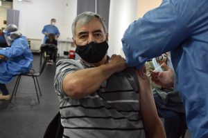 Concretaron la primera jornada de vacunación para mayores de 70 años en el Complejo Cultural de Rio Gallegos