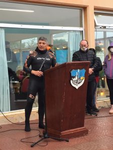 Nadadores de la Travesía Homenaje a los Héroes del Ara San Juan llegaron a Puerto Santa Cruz