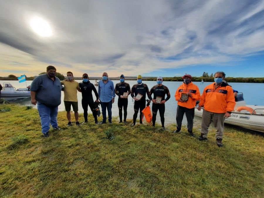 Nadadores de la Travesía Homenaje a los Héroes del Ara San Juan llegaron a Puerto Santa Cruz