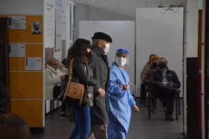 Vacunar para prevenir: se concreta la vacunación para mayores de 64 años en el Complejo Cultural