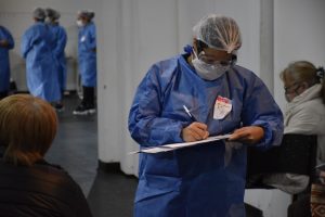 Vacunar para prevenir: se concreta la vacunación para mayores de 64 años en el Complejo Cultural