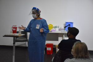 Vacunar para prevenir: se concreta la vacunación para mayores de 64 años en el Complejo Cultural