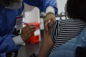 Vacunar para prevenir: se concreta la vacunación para mayores de 64 años en el Complejo Cultural