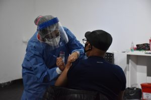Vacunar para prevenir: se concreta la vacunación para mayores de 64 años en el Complejo Cultural