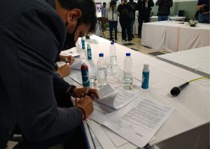 Firma de convenios con las localidades de Pico Truncado y Caleta Olivia