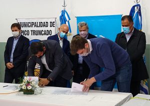 Firma de convenios con las localidades de Pico Truncado y Caleta Olivia