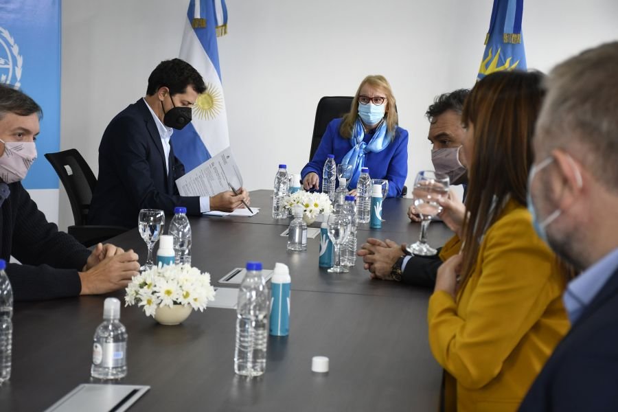 Gómez Bull marcó que los convenios son “un aporte para solventar una necesidad histórica”