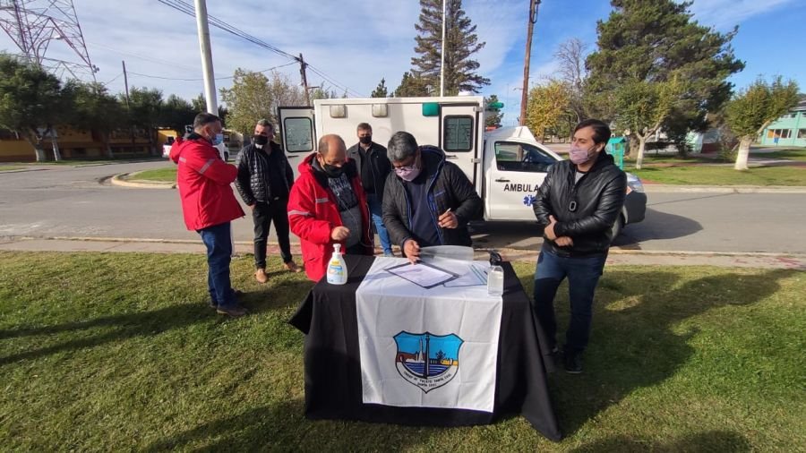 Realizaron la entrega de una ambulancia al hospital de Puerto Santa Cruz