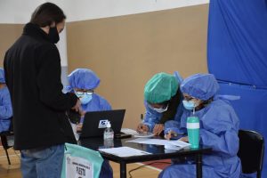 El equipo de vacunadores itinerantes se hizo presente en Gobernador Gregores