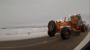Vialidad Provincial realiza tareas de despeje de nieve y distribución de sal en rutas