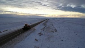 Vialidad Provincial realiza tareas de despeje de nieve y distribución de sal en rutas