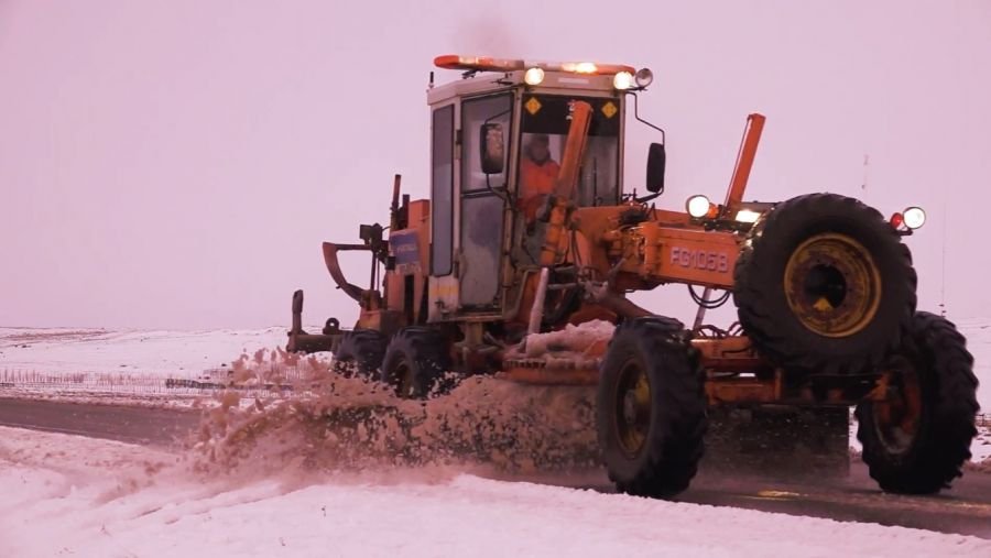 Vialidad Provincial realiza tareas de despeje de nieve y distribución de sal en rutas