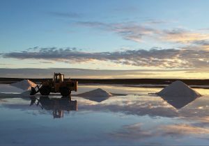 Plan Invernal: agentes despliegan arduas tareas para la cosecha y acopio de sal