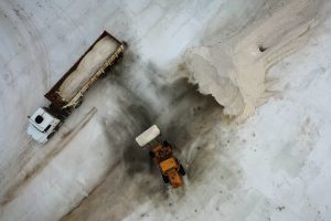 Plan Invernal: agentes despliegan arduas tareas para la cosecha y acopio de sal