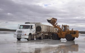Plan Invernal: agentes despliegan arduas tareas para la cosecha y acopio de sal
