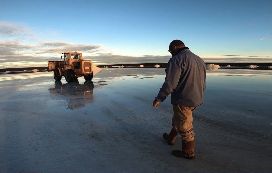 Plan Invernal: agentes despliegan arduas tareas para la cosecha y acopio de sal
