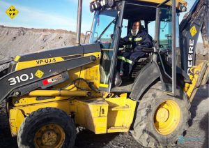 Mujeres se capacitan para operar maquinaria vial