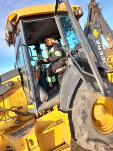 Mujeres se capacitan para operar maquinaria vial