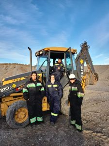 Mujeres se capacitan para operar maquinaria vial