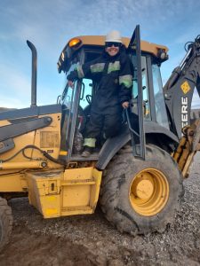 Mujeres se capacitan para operar maquinaria vial